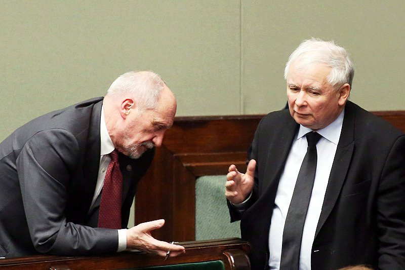 Czy w walce o władzę z prezesem PiS Jarosławem Kaczyńskim szef MON Antoni Macierewicz może posunąć się do ujawnienia "mistyfikacji smoleńskiej".
