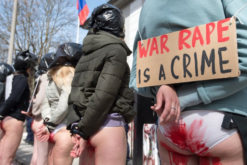 Żołnierz rosyjski chciał zgwałcić nieletnią Ukrainkę. Poderżnęli mu gardło