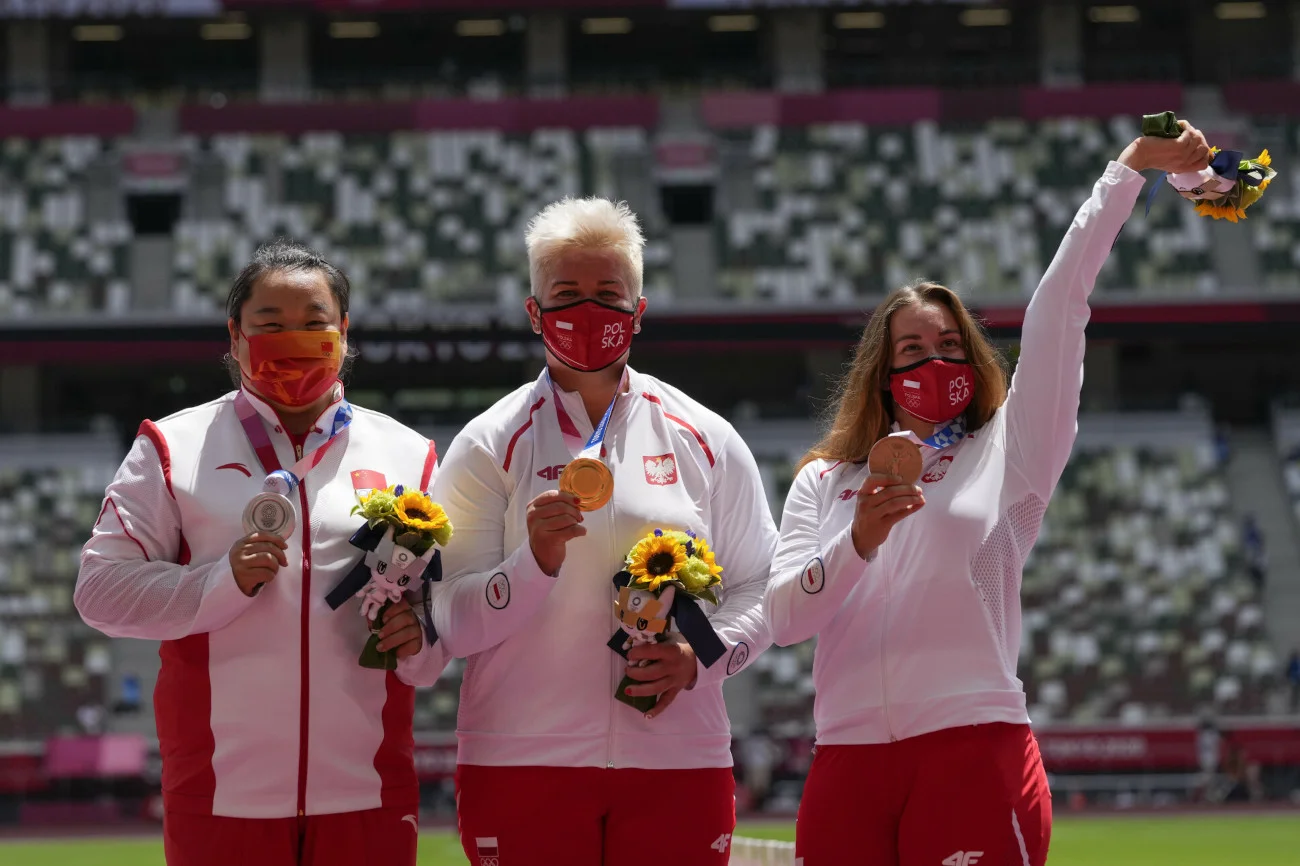 Anita Włodarczyk i Malwina Kopron już na olimpijskim podium w Tokio z medalami igrzysk