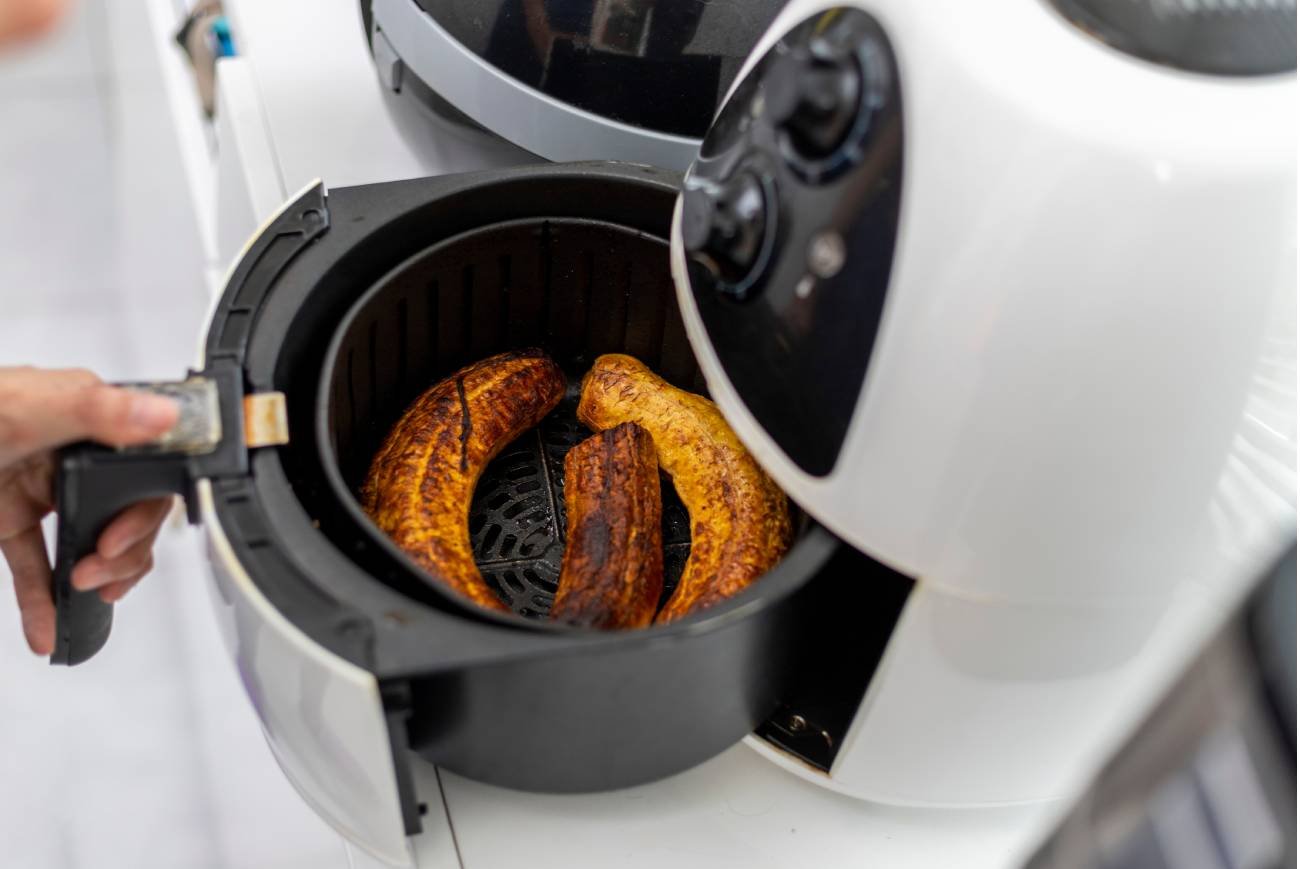 Jak umyć airfryera? Bez płynu do naczyń i szorowania