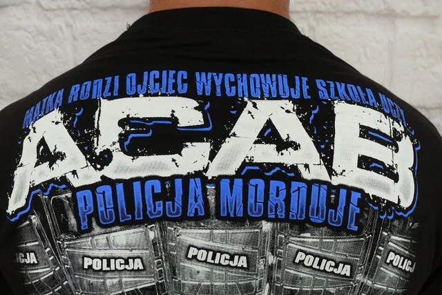 "Policja morduje"  - firma z Zawiercia obraża policjantów, którzy idą do prokuratury.