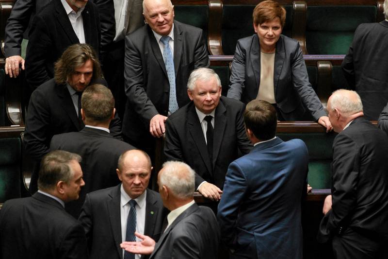 Posłowie PiS w przerwie głosowań nad ustawą emerytalną