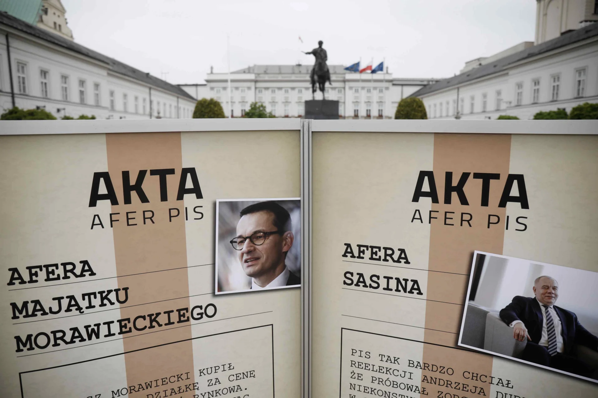 Wystawa "100 afer PiS" pokazuje najbardziej bulwersujące opinię publiczną wydarzenia związane z rządami partii Jarosława Kaczyńskiego.