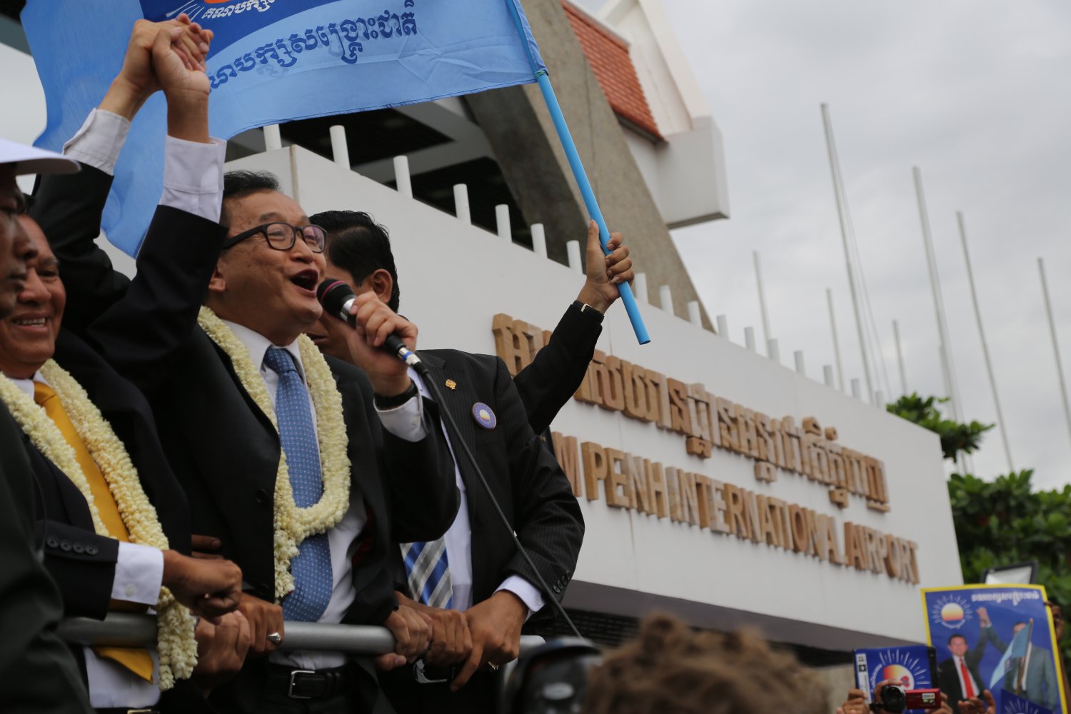 Sam Rainsy wita swoich zwolenników na Międzynarodowym Lotnisku w Phnom Penh