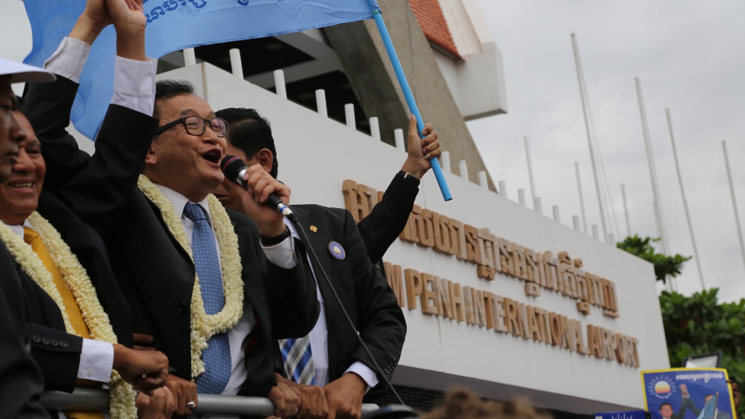 Sam Rainsy wita swoich zwolenników na Międzynarodowym Lotnisku w Phnom Penh