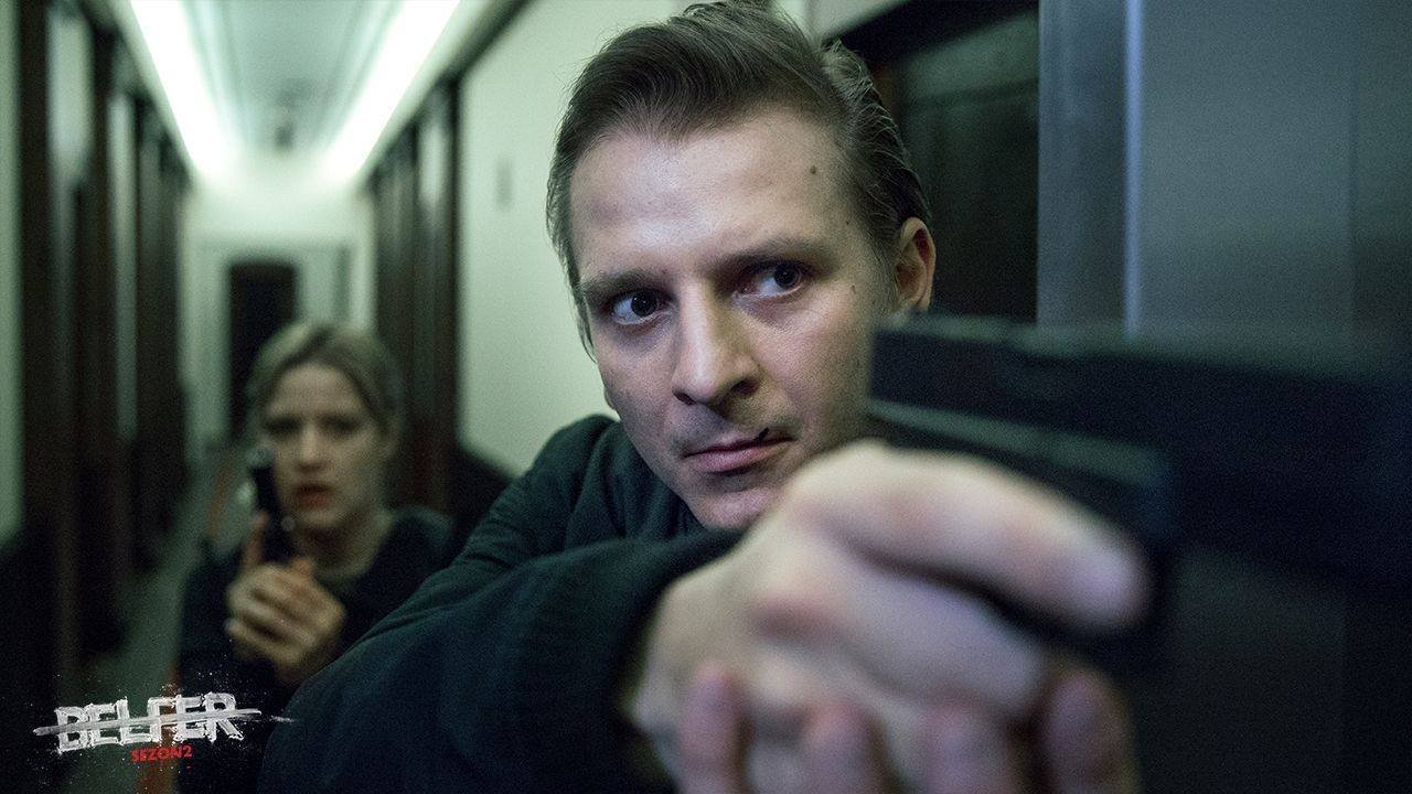 Szymon Piotr Warszawski w serialu "Belfer" wciela się w rolę oficera CBŚP, Radosława Kędzierskiego. Kadr z serialu.