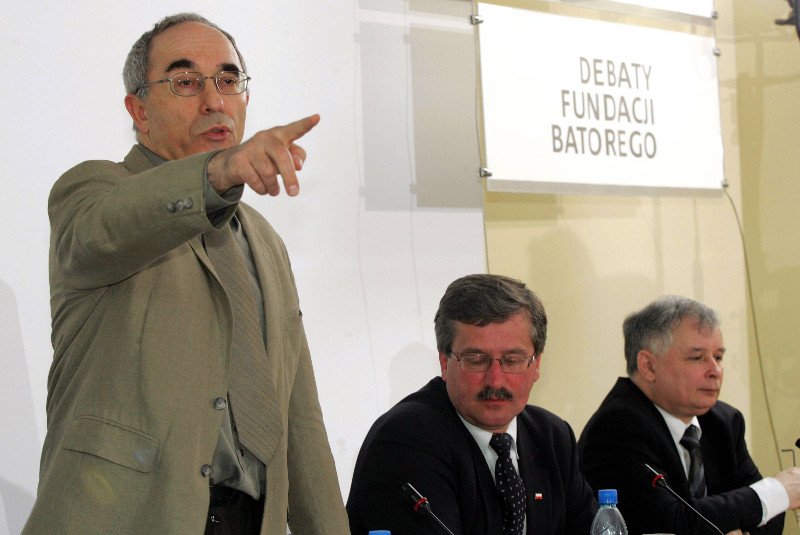 Aleksander Smolar, prezes Fundacji Batorego, Bronisław Komorowski i Jarosław Kaczyński podczas debaty w 2005 r.