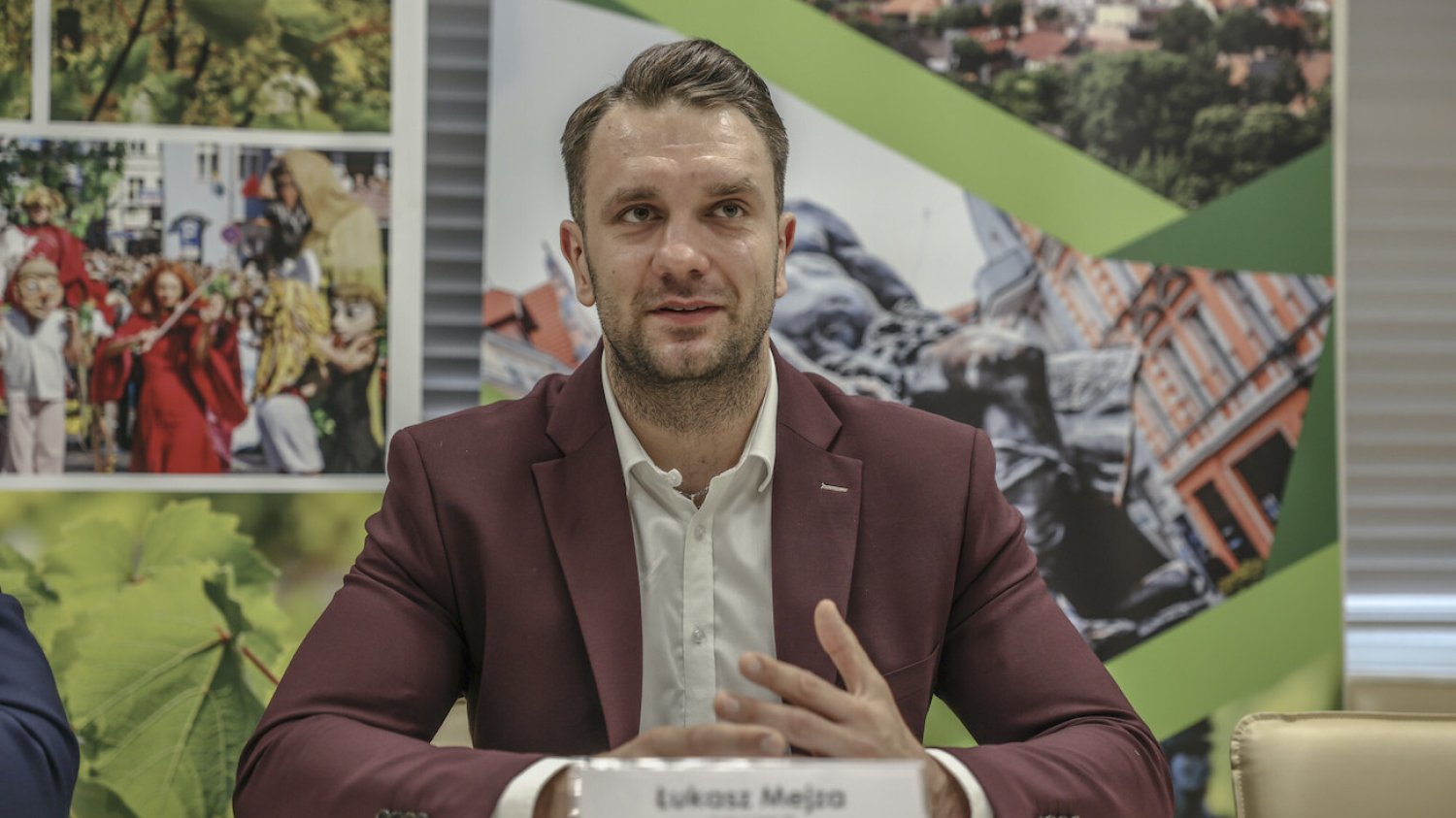 Łukasz Mejza trafił do Sejmu, bo objął mandat po śmierci Jolanty Fedak. W ciągu 7 miesięcy 30-letni kandydat z listy PSL dostał stanowisko w rządzie PiS. Kim jest nowy członek gabinetu Mateusza Morawieckiego? Łukasz Mejza trafił do Sejmu, bo objął mandat po śmierci Jolanty Fedak. W ciągu 7 miesięcy 30-letni kandydat z listy PSL dostał stanowisko w rządzie PiS. Kim jest nowy członek gabinetu Mateusza Morawieckiego?