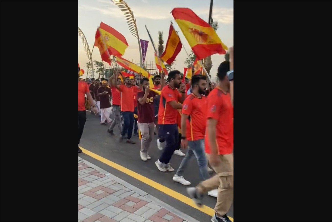 fałszywi kibice Katar Fałszywi kibice Hiszpanii na ulicach Dohy