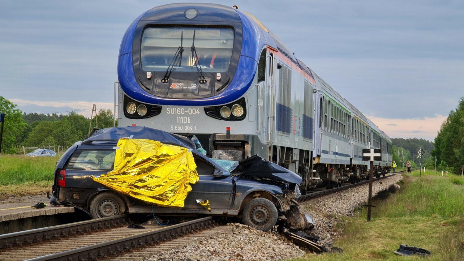 Koło Tarczyna w wypadku na przejeździe kolejowym zginęła w poniedziałek kobieta w ciąży i dziecko.