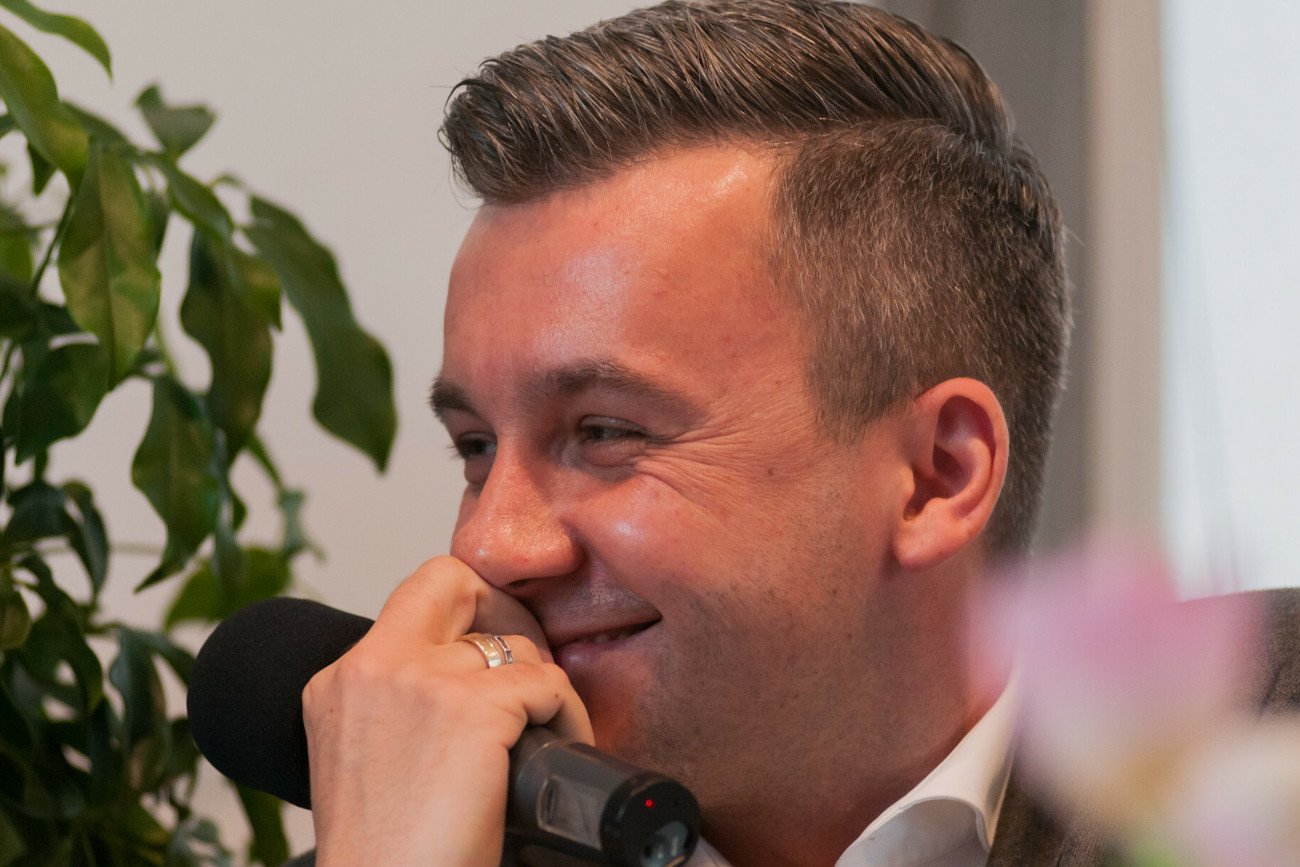 Były dziennikarz "Faktów" TVN Krzysztof Skórzyński będzie pracował przy obsłudze relacji z Pucharu Świata w skokach narciarskich.