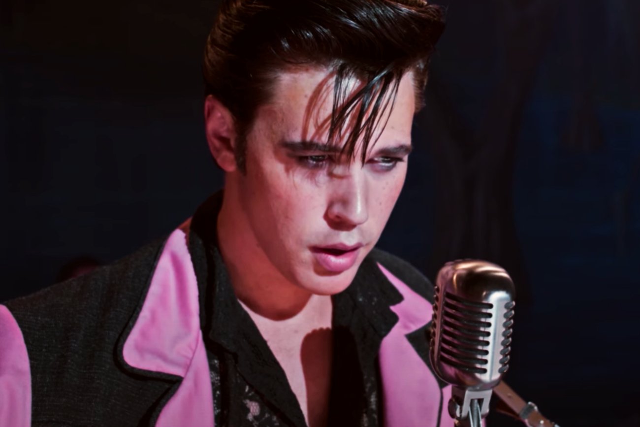 Austin Butler jako Elvis Presley w filmie "Elvis" Baza Luhrmanna. Austin Butler jako Elvis Presley w filmie "Elvis" Baza Luhrmanna.