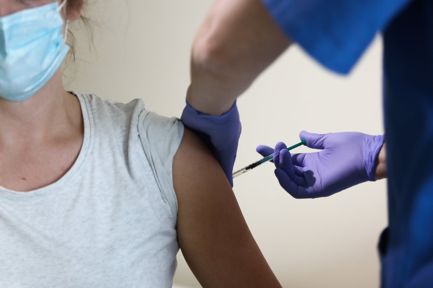 Liczba zakażeń covid-19 w Polsce nie będzie spadać - przewidują naukowcy z Uniwersytetu Warszawskiego.