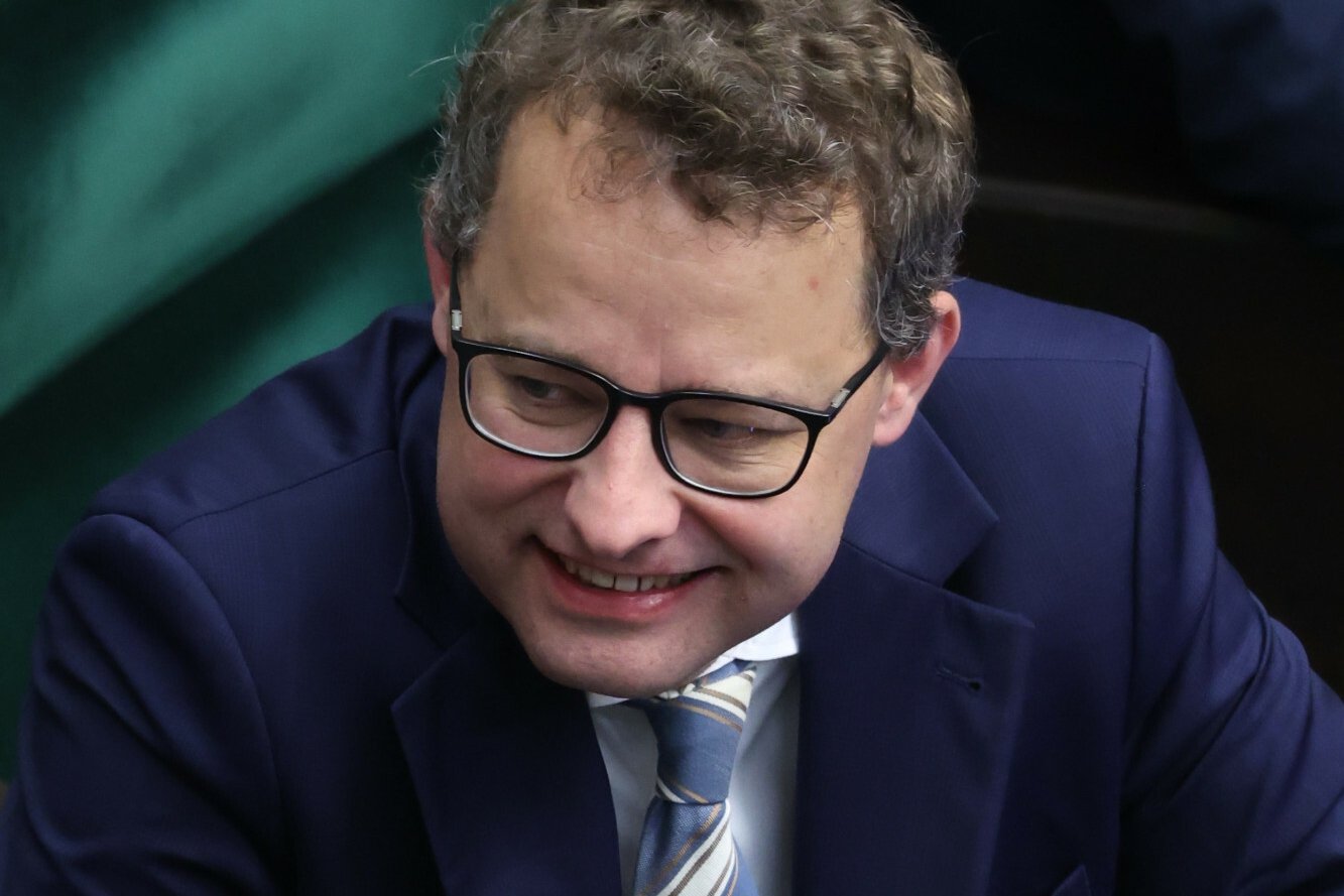 Romanowski jednak nie straci pensji? Ekspert wyjaśnia, jaki jest problem.