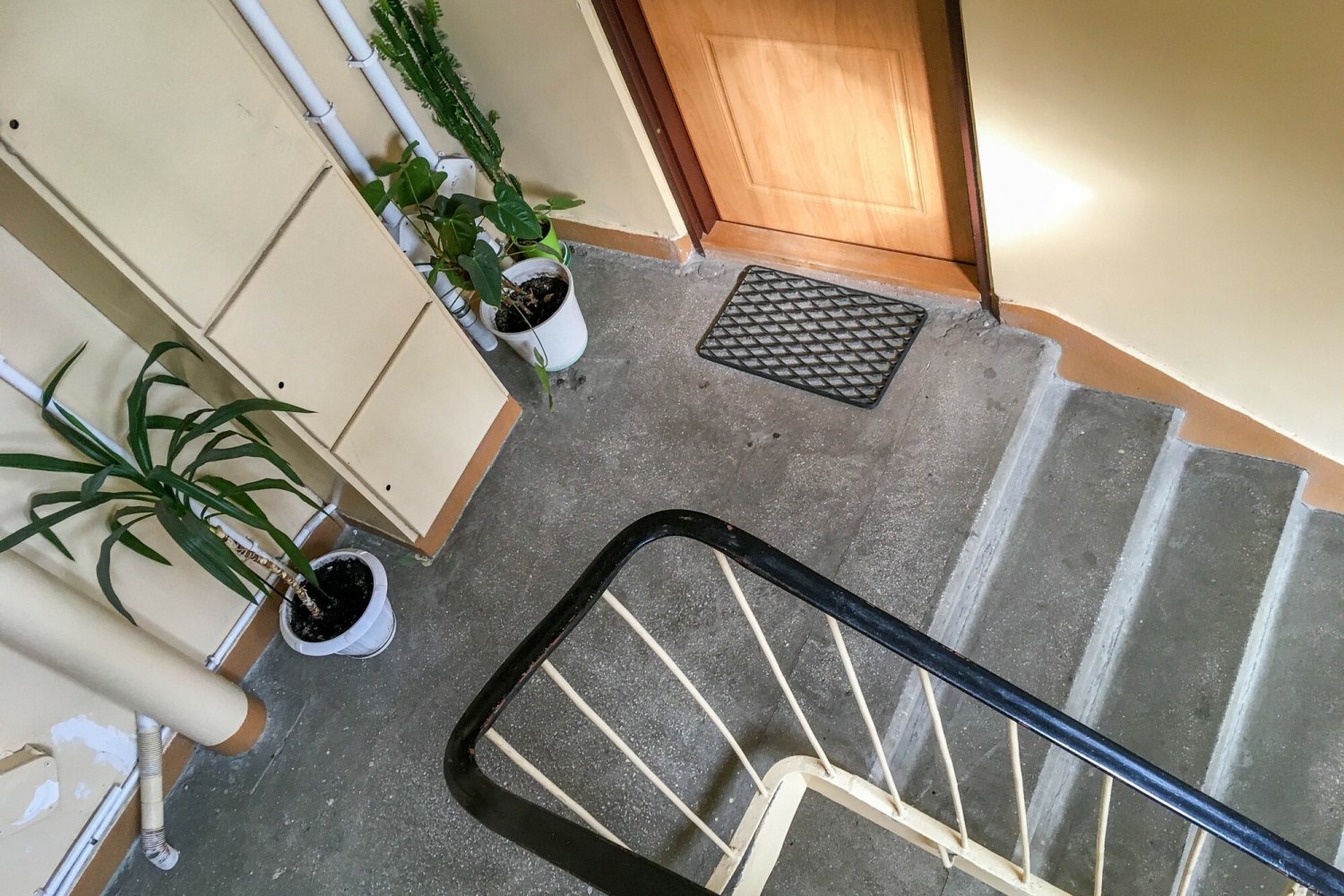 Tak złodzieje znakują mieszkania przed kradzieżą. Rzuć okiem na wycieraczkę Jak się ochronić przed złodziejami w sylwestra? Policja ostrzega przed pewnymi znakami