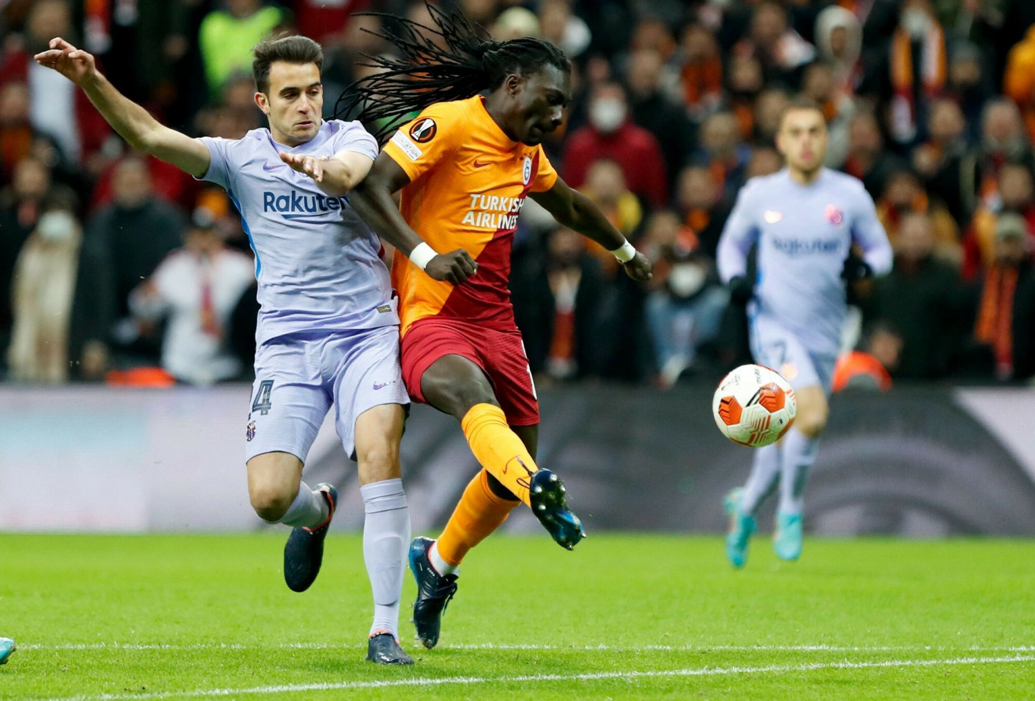 Ciężki początek miała FC Barcelona w Stambule, ale ograła Galatasaray w walce o ćwierćfinał Ligi Europy