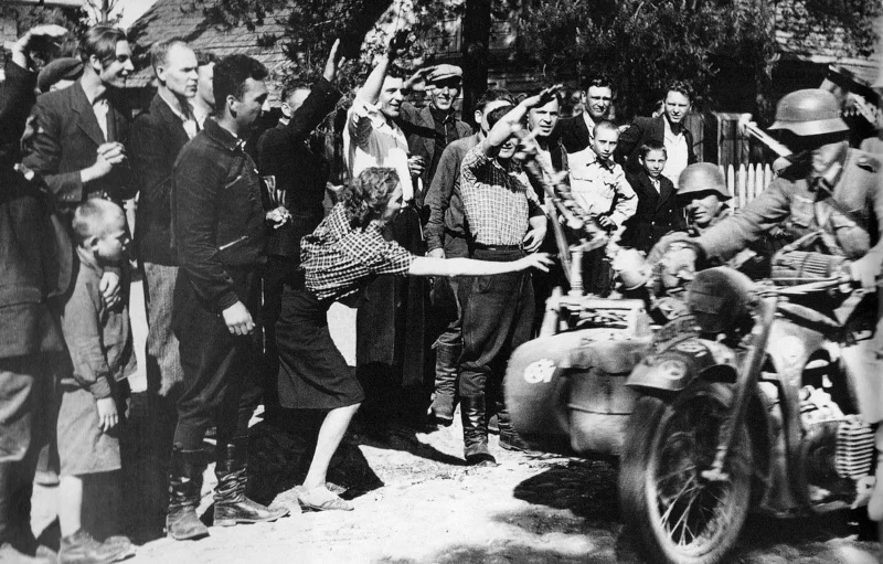 Sierpień 1941 r., Ukraina. Ludność cywilna wita żołnierzy niemieckich jak wyzwolicieli