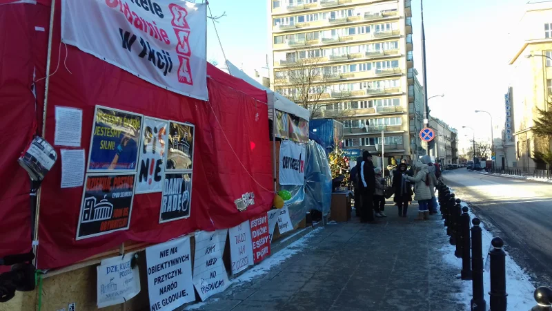 Protest pod Sejmem trwa mimo rekordowych w tym roku mrozów.
