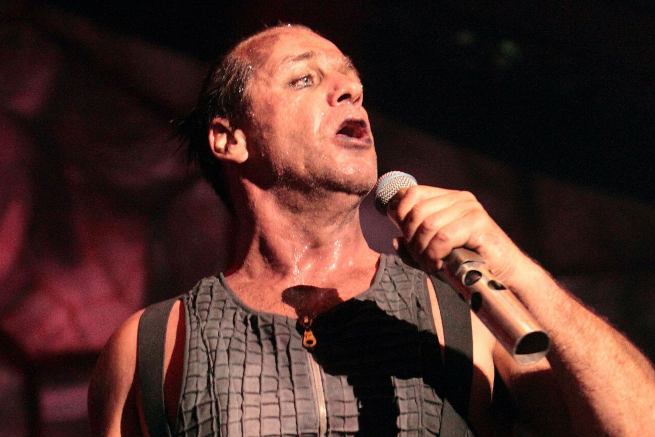 Kolejne niepokojące zeznania kobiet o wokaliście zespołu Rammstein.