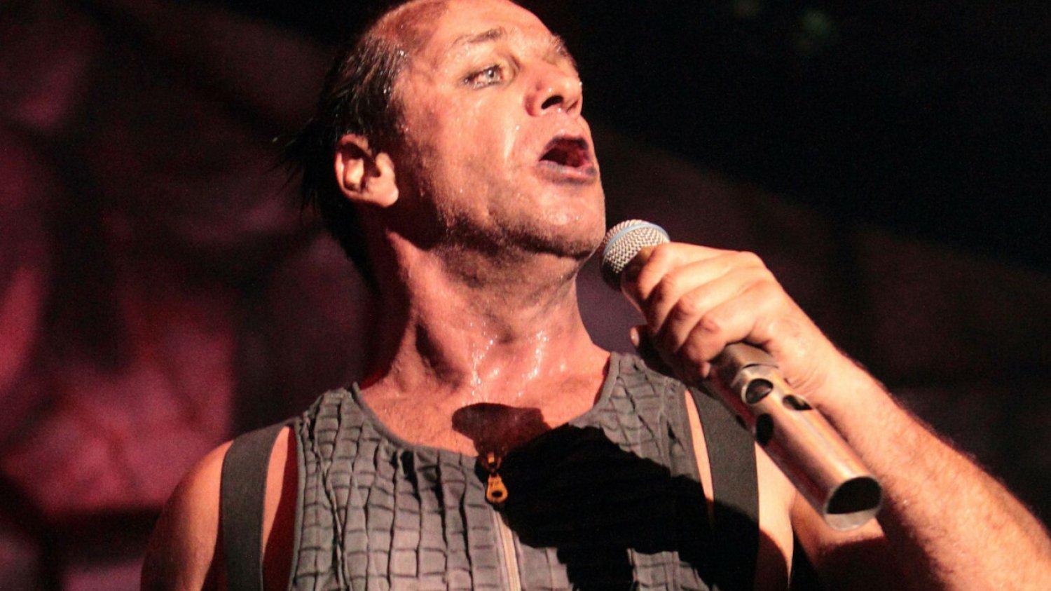 Kolejne niepokojące zeznania kobiet o wokaliście zespołu Rammstein.
