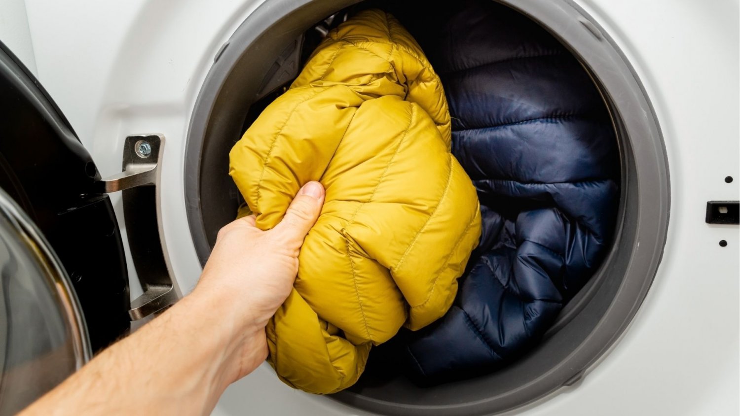 Pranie kurtki zimowej w pralce. Żeby jej nie zniszczyć, musisz pamiętać kilka zasad