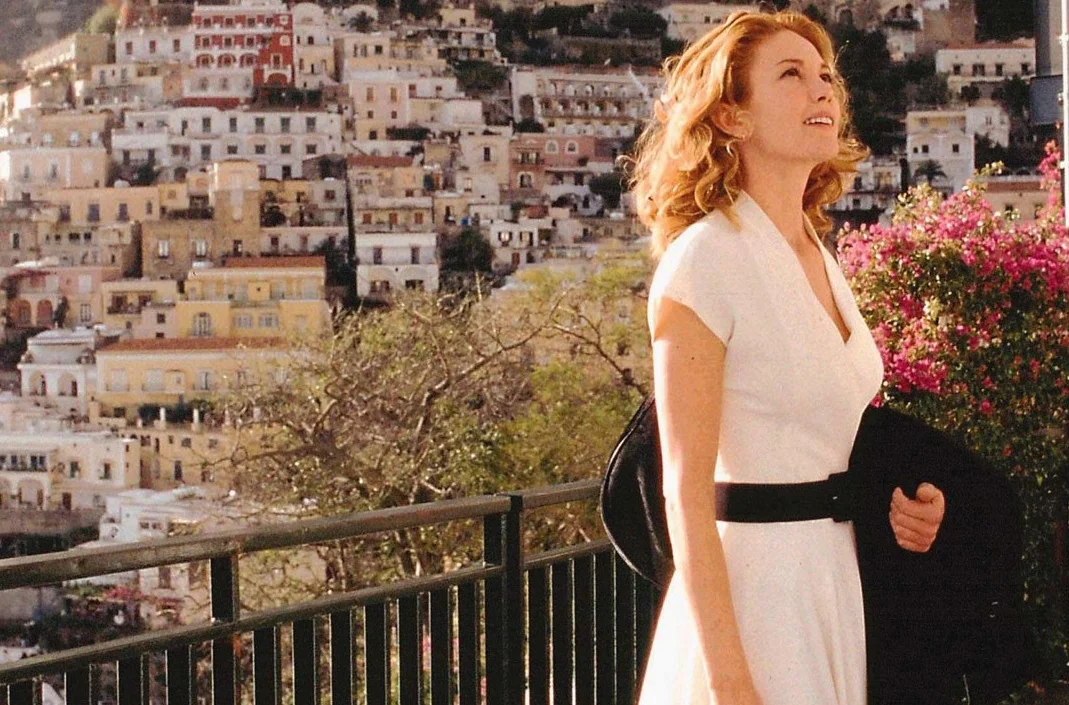 Frances (Diane Lane), bohaterka filmu „Pod słońcem Toskanii” (2003). Tutaj akurat pod słońcem Kampanii, a konkretniej w Positano
