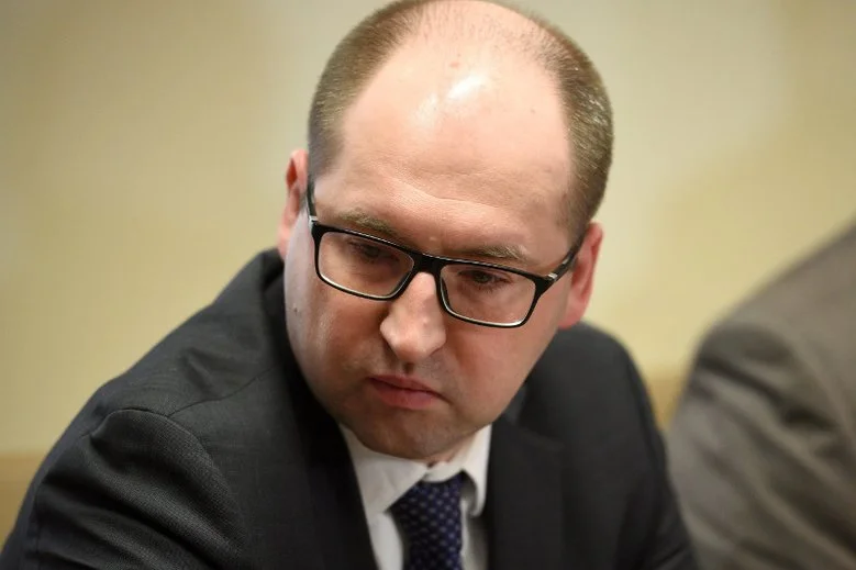 Adam Bielan wytłumaczył, dlaczego PiS nie może wpłynąć na Glapińskiego ws. jego "asystentek"