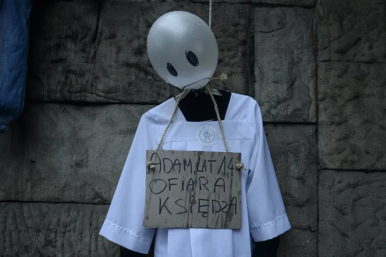 "Adam, lat 14, ofiara księdza". Tego rodzaju kukły zawisły na przystanku Most Gdański w Warszawie. Ofiary księży pedofilów chcą zostać zauważone.