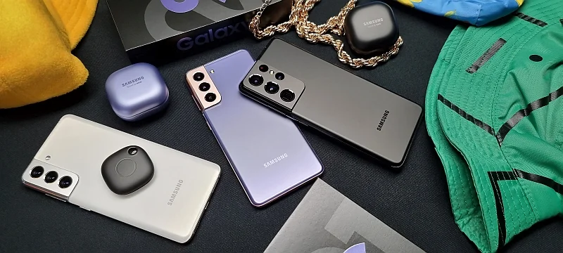 Smartfon Samsung Galaxy S21 Ultra 5G w towarzystwie dedykowanych akcesoriów