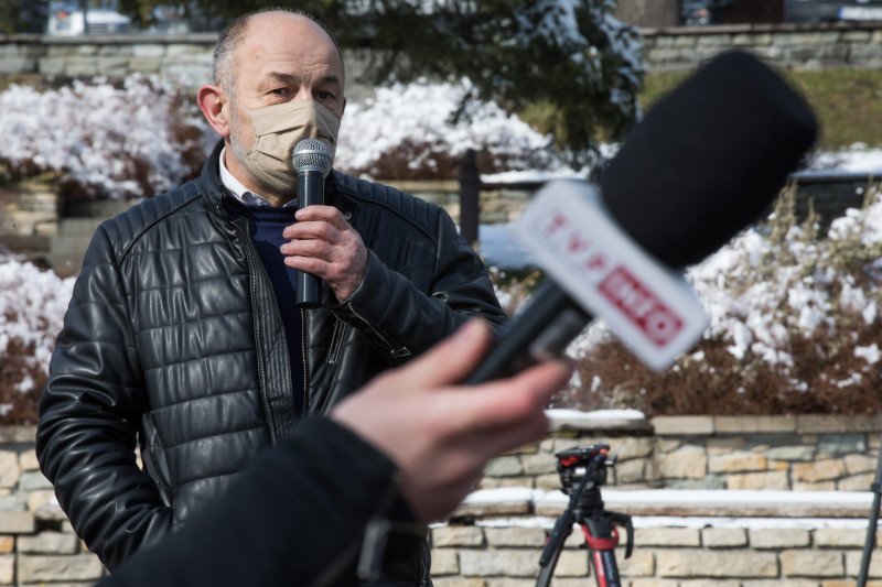 Wójt Lanckorony Tadeusz Łopata podczas konferencji prasowej posła KO Marka Sowy.