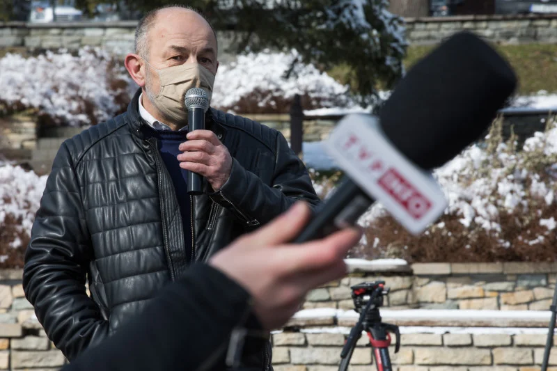 Wójt Lanckorony Tadeusz Łopata podczas konferencji prasowej posła KO Marka Sowy.