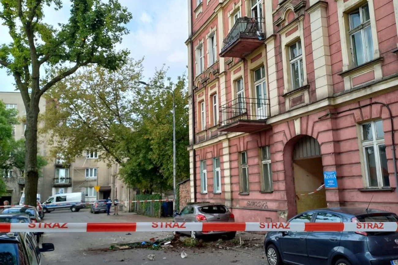 W Sosnowcu doszło do katastrofy budowlanej, od kamienicy oderwał się balkon. Nie żyje jedna osoba