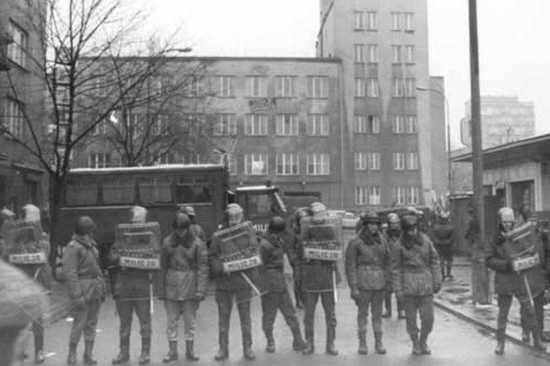 Kordon milicji zabezpiecza Wyższą Oficerską Szkołę Pożarnictwa.