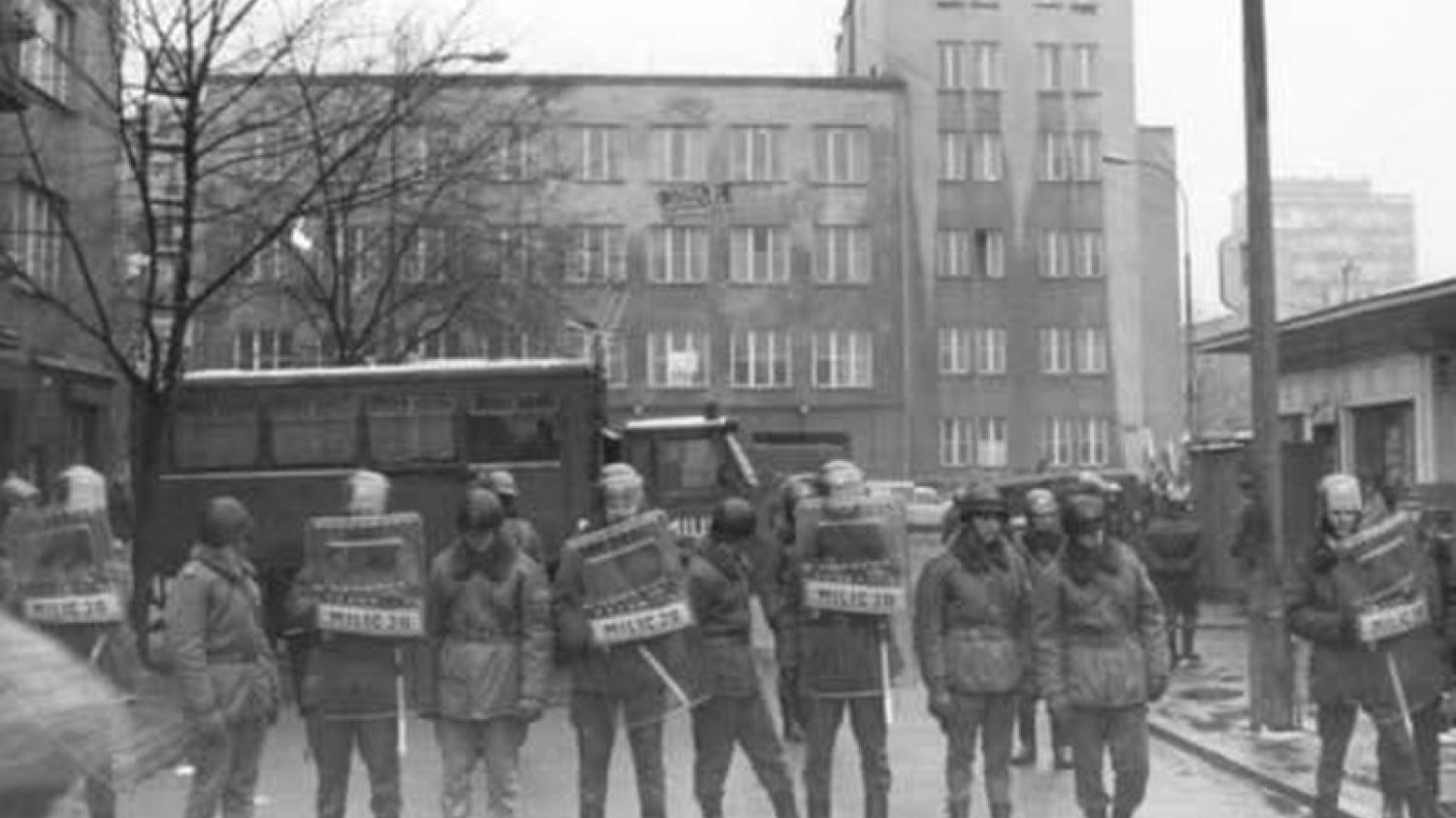 Kordon milicji zabezpiecza Wyższą Oficerską Szkołę Pożarnictwa.