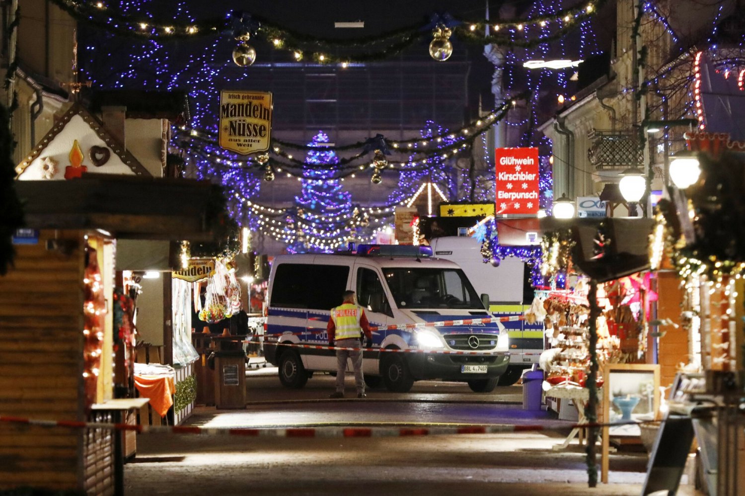 Policja na jarmarku bożonarodzeniowym