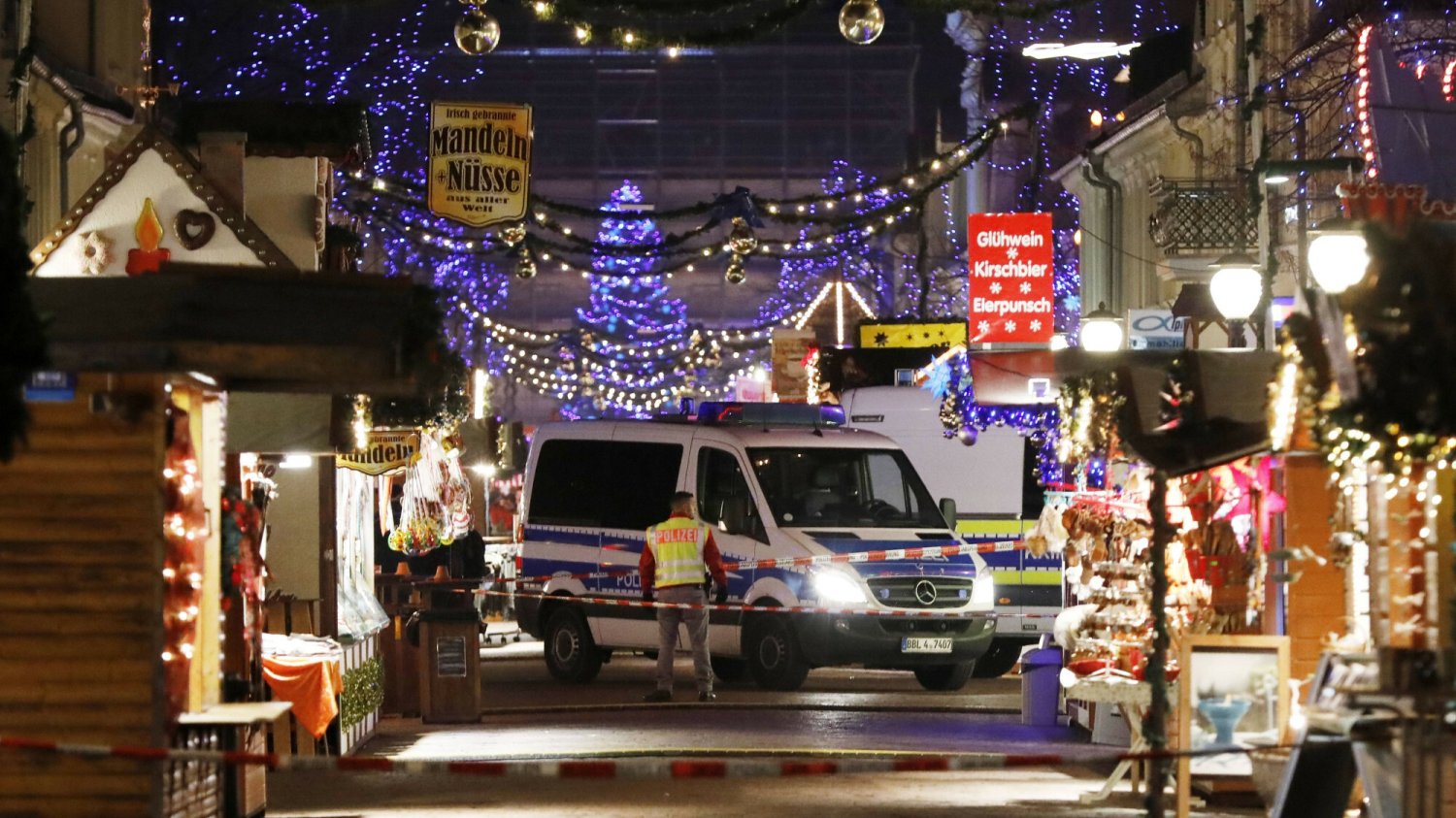 Policja na jarmarku bożonarodzeniowym