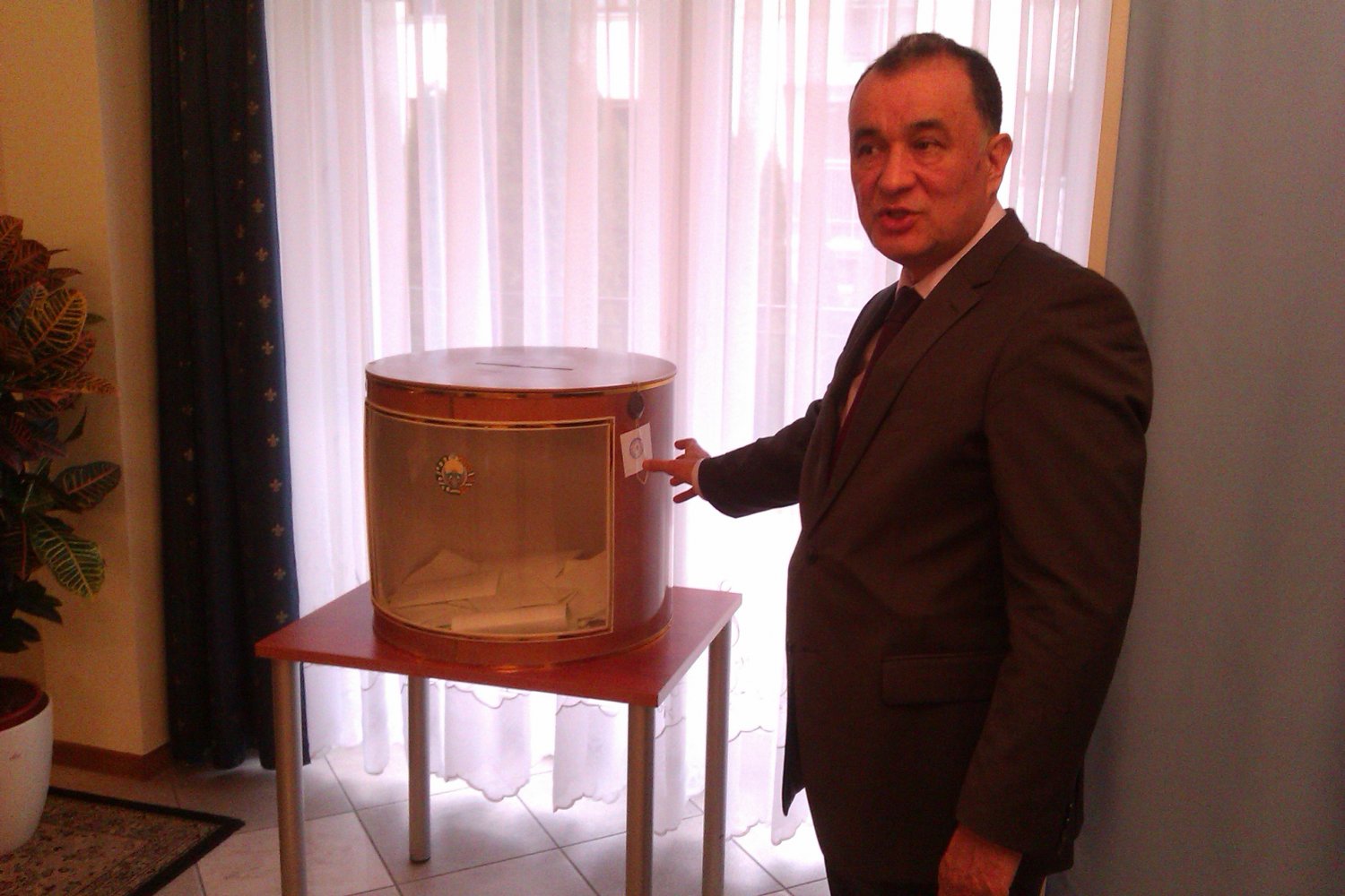 JE Nikrom Nazarow wskazuje przezroczystą urnę