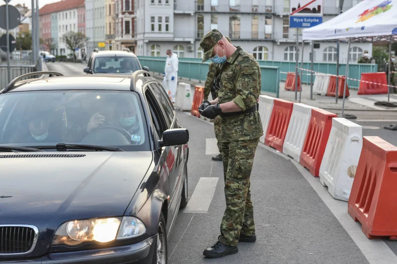 Niemcy uznały Polskę za kraj o wysokiej zachorowalności na COVID-19.