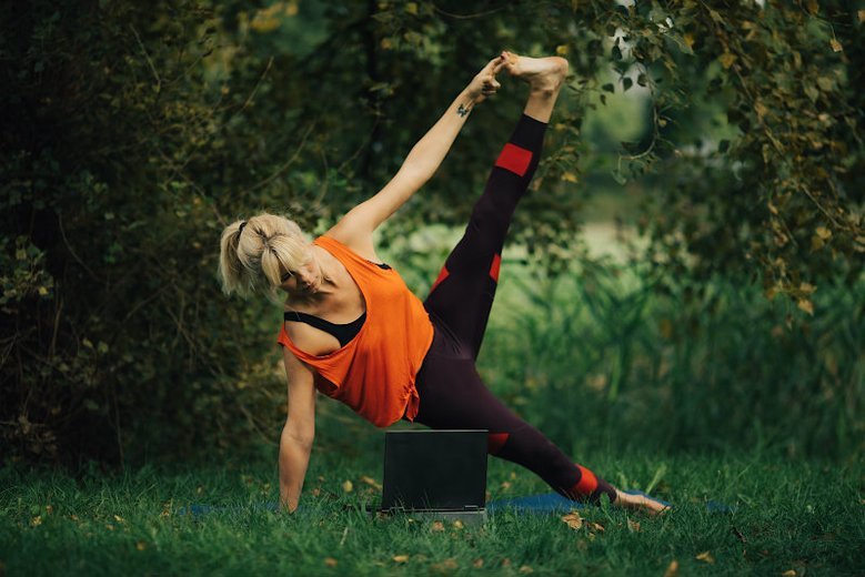 Konwertowalne laptopy pozwalają na pracę w czterech różnych trybach: laptopa, podstawki, namiotu i tabletu. Ten format komputerów przenośnych reprezentuja seria Yoga od Lenovo