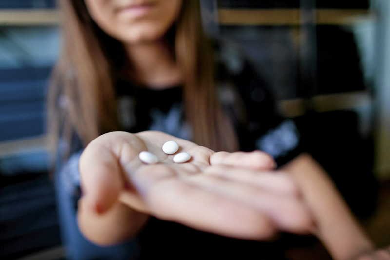 Młodzież odurza się przedawkowując leki dostępne bez recepty.