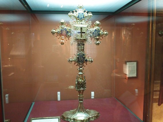 Krzyż Jagiełły ofiarowany przez króla sandomierskiej kolegiacie to najcenniejszy zabytek w muzeum diecezjalnym.