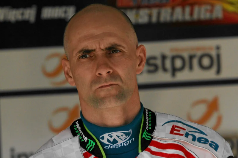 Tomasz Gollob uległ kontuzji głowy i kręgosłupa.