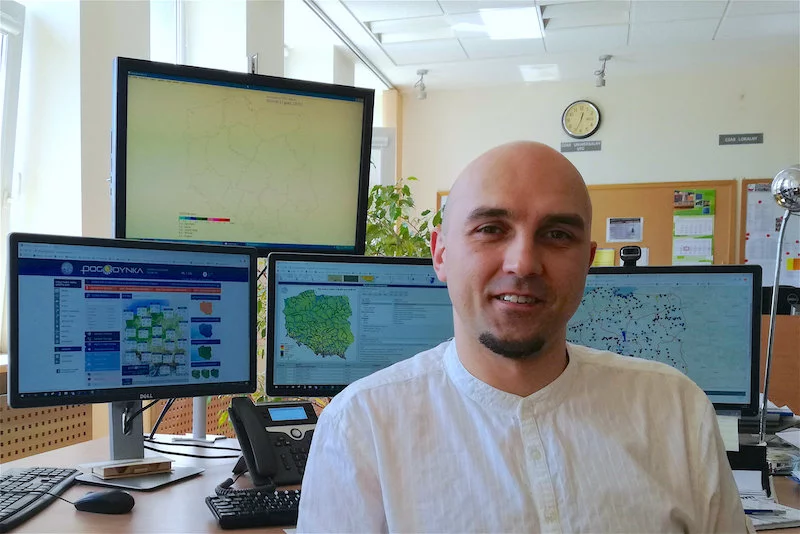 Darusz Witkowski z Centrum Nadzoru Operacyjnego Państwowej Służby Hydrologiczno-Meteorologicznej