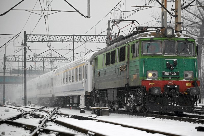 Wczoraj na Mazowszu z pogodą zmagali się nie tylko kierowcy, ale również pasażerowie pociągów i samolotów.