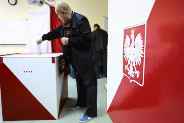 Pojawiają się informacje, że podczas zliczania kart do głosowania ujawniono druki błędnie złożone tak, iż zabrakło na nich strony z nazwiskami kandydatów PiS.
