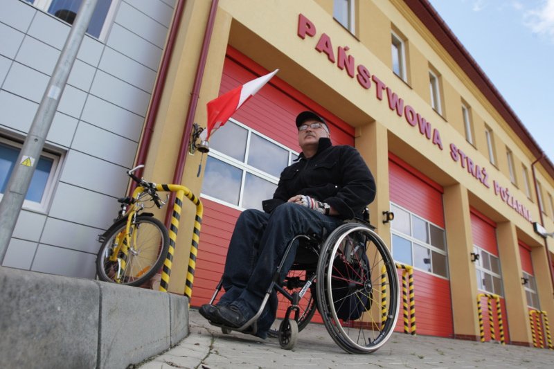 PiS chce odebrać prawo do głosowania korespondencyjnego osobom niepełnosprawnym. Na zdjęciu Henryk Wójcik z Kielc, który w 2011 r. musiał zrezygnować z głosowania, bo jego lokal wyborczy w budynku Straży Pożarnej mieścił się na 2 piętrze i wejście było mo