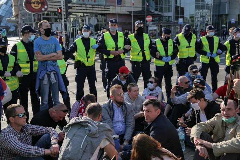 Policja zatrzymała cześć uczestników strajku przedsiębiorców, w tym kandydata na prezydenta RP Pawła Tanajno.