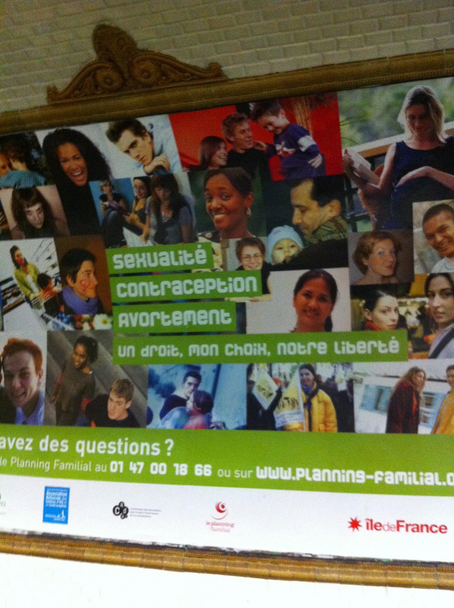 Ja tylko przekazuję - w metrze paryskim są zawsze interesujące afisze!