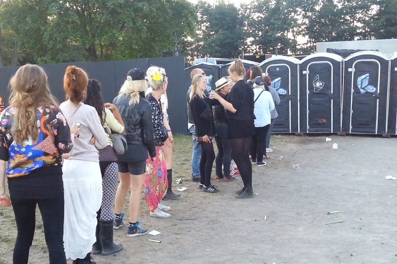 Fakt, że kobiety muszą czekać w długich kolejkach do publicznych toalet, to przejaw dyskryminacji – pisze Soraya Chemaly.