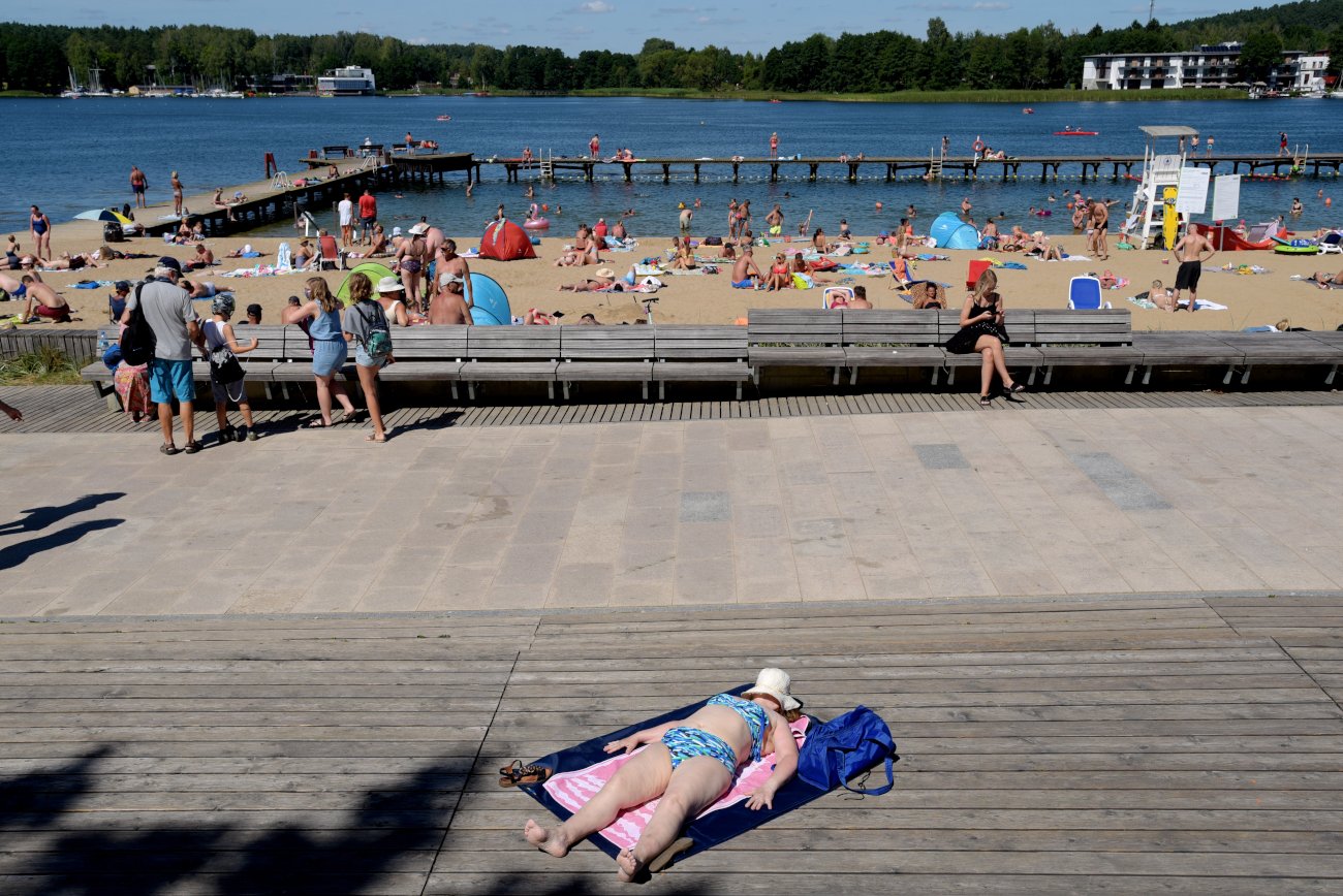 Kryspinów Napastnik Zaatakował Rozbitą Butelką Na Plaży Nudystów